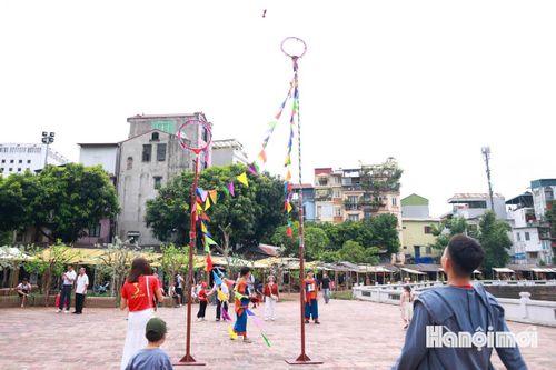 Ném còn - trò chơi đặc sắc ở vùng Tây Bắc được nhiều gia đình thích thú trải nghiệm giữa Thủ đô.