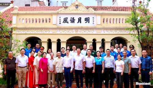 Các đồng chí lãnh đạo Đảng ủy - HĐND - UBND - Ủy ban MTTQ Việt Nam phường Phú Thượng dâng hương tưởng niệm Chủ tịch Hồ Chí Minh và chụp ảnh lưu niệm tại Di tích quốc gia Nhà cụ Nguyễn Thị An. Ảnh: Cao Kỳ