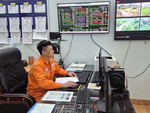 Anh Đỗ Trung Kiên, nhân viên Tổ trực vận hành Điện lực Vị Xuyên, Công ty Điện lực Tuyên Quang thực hiện nhiệm vụ trực vận hành trong dịp Quốc khánh 2-9.