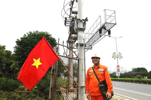 Kỹ sư Lê Đức Cường, Điện lực Văn Giang, Công ty Điện lực Hưng Yên kiểm tra thiết bị bằng camera ảnh nhiệt tại Trạm biến áp Như Phượng 1.