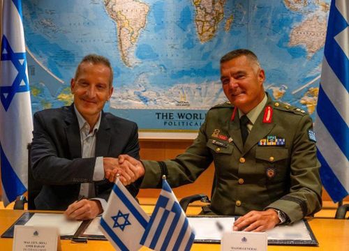 Tổng Vụ trưởng Bộ Quốc phòng Israel, Thiếu tướng Amir Baram (trái), và người đồng cấp Hy Lạp Ioannis Bouras, ký thoả thuận tại Tel Aviv. Ảnh: Bộ Quốc phòng Hy Lạp