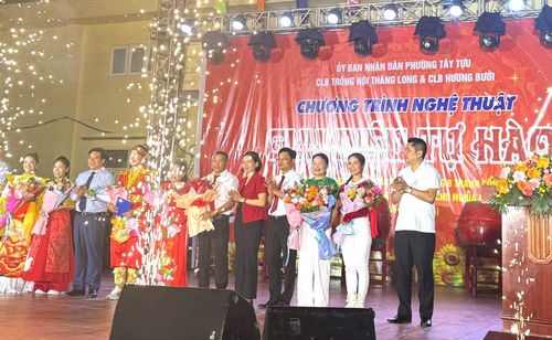 Bí thư Đảng ủy, Chủ tịch HĐND phường Nguyễn Hữu Tuyên và các đồng chí lãnh đạo phường tặng hoa và quà các câu lạc bộ tham gia chương trình. Ảnh: LPD