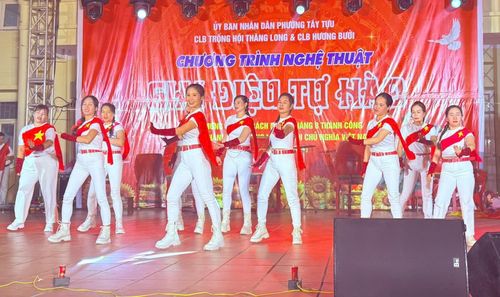 Các tiết mục thể hiện tình yêu quê hương, đất nước, niềm tự hào của cán bộ, đảng viên và nhân dân Tây Tựu. Ảnh: LPD