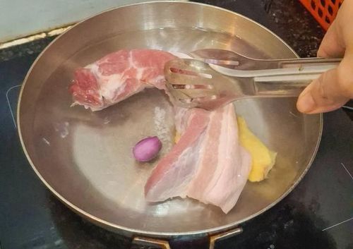 Khi luộc thịt nên cho thêm gừng, hành tím, muối... vào để thịt thơm hơn