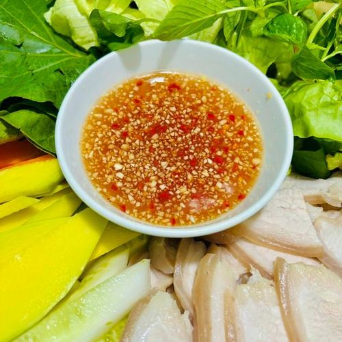 Thịt luộc ăn kèm cùng các loại rau sống và chấm nước mắm tỏi ớt vô cùng đưa cơm