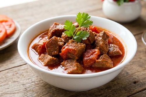 Món thịt bò xốt cà chua là cách tăng cường khả năng hấp thụ sắt có trong thịt bò nhờ vitamin C có trong cà chua. Ảnh minh họa AI