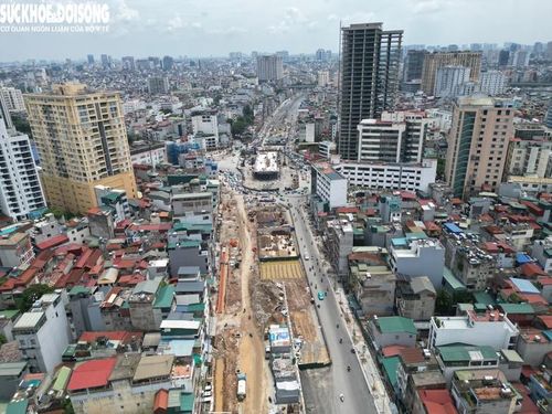 Hiện, người và phương tiện đã có thể lưu thông tạm trên đường Vành đai 1 thuận tiện, giảm ùn tắc so với việc phải lưu thông trên đường Đê La Thành như trước đây.