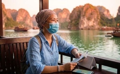 Người đang hóa trị có thể đi du lịch trong một số trường hợp, nhưng cần chọn thời điểm phù hợp với chu kỳ điều trị và công thức máu. Hình minh họa AI.