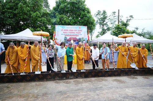 Các đại biểu, tăng ni, phật tử thực hiện nghi thức hưng công xây dựng Nhà Tưởng niệm anh linh Liệt sĩ nhà báo cách mạng Việt Nam tại chùa Da. Ảnh: T.T.