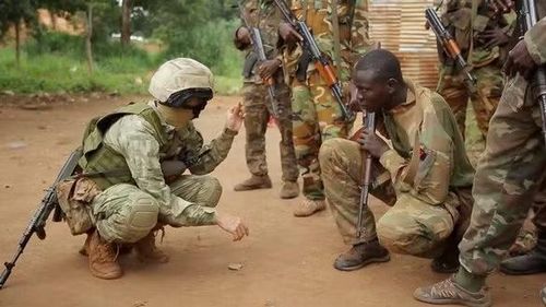 Trước đó, Đại sứ Nga tại Niger - ông Viktor Voropayev đã xác nhận rằng lãnh đạo Niger đã khẩn cấp yêu cầu Moskva hỗ trợ quân sự sau khi một nhóm sĩ quan trẻ nổ súng vào phủ tổng thống, trung tâm truyền hình và sân bay quốc tế ở Niamey.