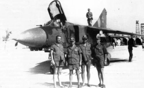 Vấn đề là khi MiG-23 được đưa tới những chiến trường như Trung Đông, Libya hoặc Afghanistan, nó phải hoạt động trong nhiều tình huống mà thiết kế ban đầu không tối ưu. Khi đối đầu những tiêm kích nhỏ, cơ động cao trong không chiến tầm gần, các hạn chế của MiG-23 dễ bộc lộ.