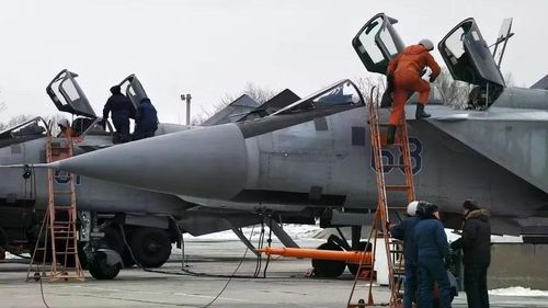 Vì vậy, câu hỏi "MiG-31 nhìn xa bao nhiêu km?" thực tế phức tạp hơn một con số. Khoảng 200 km là thông số thường được nhắc tới đối với khả năng phát hiện của radar Zaslon đời đầu, nhưng hiệu quả thực tế phụ thuộc trực tiếp vào mục tiêu và điều kiện tác chiến.
