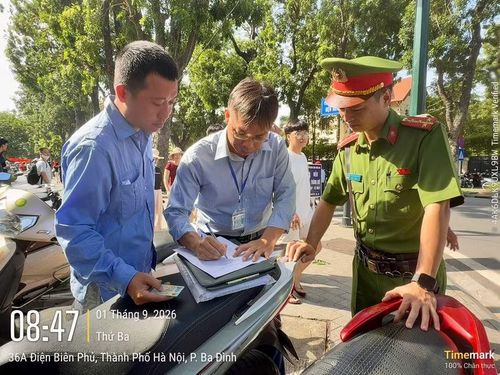Tổ công tác tiến hành lập biên bản tại bãi xe vi phạm