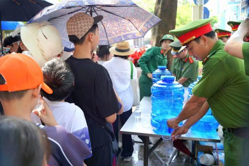 Không khí náo nức của ngày Quốc khánh hiện rõ trên từng gương mặt. Trong dòng người ấy, sắc phục Công an trở thành một hình ảnh quen thuộc, gần gũi và bình dị.