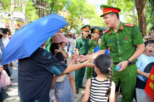 Lưng áo của nhiều chiến sĩ đã sẫm màu vì mồ hôi. Thế nhưng, khi dòng người dồn về đông hơn, họ lại nhanh chóng có mặt ở những vị trí cần thiết để hướng dẫn, điều tiết, hỗ trợ.