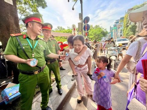 Ở đó, người chiến sĩ Công an không chỉ làm nhiệm vụ giữ gìn an ninh trật tự mà còn chủ động sẻ chia, hỗ trợ người dân bằng những việc làm rất đỗi đời thường.