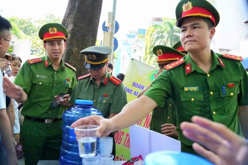 Với cán bộ, chiến sĩ Công an phường Ba Đình, bảo đảm an ninh trật tự, trật tự an toàn giao thông trong những ngày lễ lớn không chỉ là nhiệm vụ thường xuyên mà còn là trách nhiệm để mỗi người dân có thể yên tâm, thuận lợi thực hiện hành trình về Lăng viếng Bác.