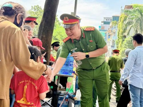 Ngay từ sáng sớm, các tuyến đường dẫn về khu vực Lăng Chủ tịch Hồ Chí Minh đã trở nên nhộn nhịp. Trực tiếp có mặt tại công vào Lăng Bác, Đại úy Nguyễn Tiến Quang, Phó trưởng Công an phường Ba Đình, cùng cán bộ, chiến sĩ của đơn vị tận tay trao từng chai nước cho người dân.