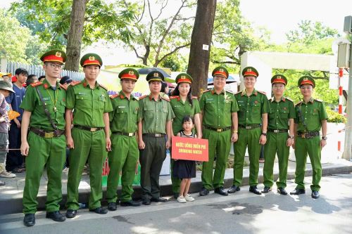 Những hình ảnh giản dị ấy của chiến sỹ Công an phường Ba Đình góp thêm một nét đẹp trong ngày hội lớn của non sông: Người dân về Lăng Bác trong niềm xúc động, còn những người chiến sĩ Công an âm thầm đứng phía sau, giữ bình yên và sẻ chia từng điều nhỏ nhất để hành trình ấy được trọn vẹn.