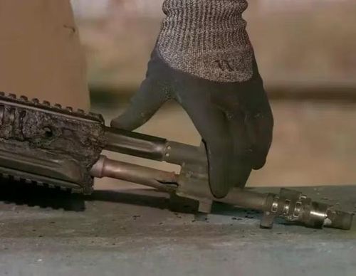 Súng sử dụng ốp lót tay của phiên bản AK-308 và thước ngắm cơ khí dạng chữ U. Các điểm gắn lưỡi lê và súng phóng lựu kẹp nòng cũng bị lược bỏ nhằm giảm trọng lượng và cải thiện độ cân bằng cho vũ khí.
