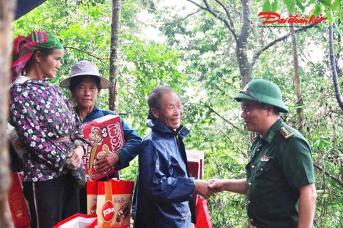 Đại tá Trương Minh Đức thăm hỏi, trao đổi với bà con đồng bào dân tộc ở bản Ngài Thầu, xã Sì Lở Lầu, tỉnh Lai Châu về cách trồng, chăm sóc cây sâm Lai Châu. 