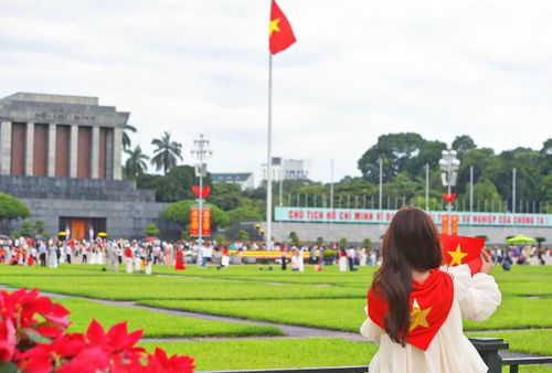 Một bạn trẻ lưu giữ những khoảnh khắc đáng nhớ tại khu vực Quảng trường Ba Đình.