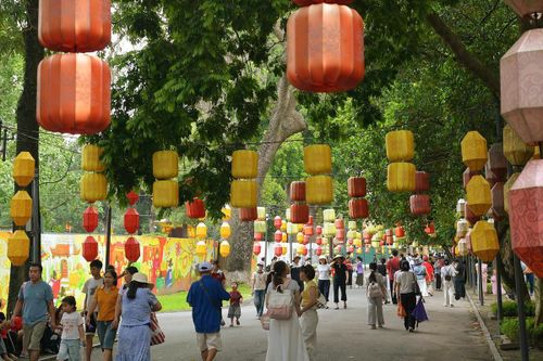 Du khách tham quan, khám phá các không gian kiến trúc và dấu tích lịch sử tại Hoàng thành Thăng Long.