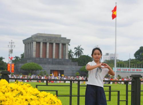Các gia đình đưa con em đến khu vực Lăng Chủ tịch Hồ Chí Minh, tham quan, chụp ảnh và tìm hiểu thêm về lịch sử dân tộc.