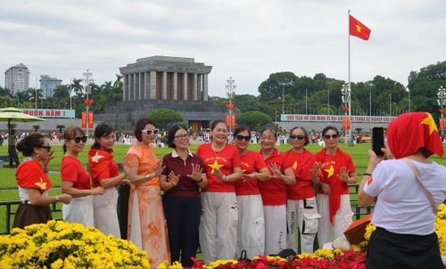 Trong không khí rộn ràng của ngày Tết Độc lập, các điểm đến di sản, lịch sử của Hà Nội thu hút đông đảo người dân, du khách trong nước và quốc tế. Quảng trường Ba Đình đông người dân và du khách đến tham quan, chụp ảnh lưu niệm trong những ngày nghỉ lễ Quốc khánh.
