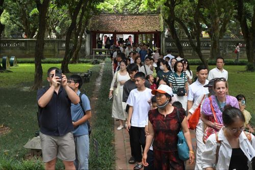 Không gian cổ kính của Văn Miếu - Quốc Tử Giám thu hút đông người dân và du khách trong những ngày nghỉ lễ.
