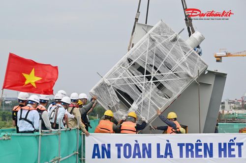 Trong đợt lắp dựng đầu tiên, 4 đốt dầm dọc chủ, mỗi đốt nặng khoảng 23,6 tấn, lần lượt được đưa vào vị trí. Để nâng những khối thép nặng hàng chục tấn giữa sông Hồng, nhà thầu phải huy động các cần cẩu có sức nâng từ 250-500 tấn cùng đội ngũ kỹ sư, công nhân trực tiếp giám sát và thực hiện.