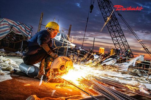 Để bảo đảm tiến độ, công trường vẫn duy trì thi công trong suốt kỳ nghỉ lễ. Các nhà thầu huy động 100% quân số, tổ chức 28 mũi thi công xuyên ngày đêm trên toàn công trường. Khoảng 700 nhân sự cùng hơn 120 máy móc, thiết bị được huy động, trong đó có 19 sà lan, hàng chục cần cẩu và nhiều thiết bị chuyên dụng phục vụ thi công.