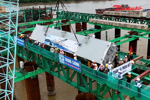 Đáng chú ý, những đốt dầm dọc chủ đầu tiên đã được đưa vào lắp dựng tại nhịp cầu nối hai trụ TC3 và TC4. Đây là dấu mốc quan trọng, mở đầu cho quá trình lắp dựng hệ dầm, sàn và vòm thép - những hạng mục sẽ từng bước tạo nên hình hài đặc trưng của cầu Trần Hưng Đạo.