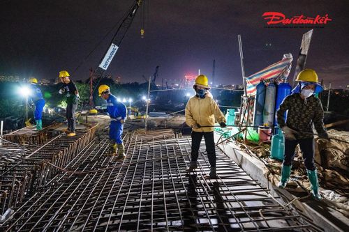 Sau gần 9 tháng triển khai, dự án hiện đạt sản lượng xấp xỉ 40%. 128 cọc khoan nhồi và 7 bệ trụ cầu chính đã hoàn tất. Đặc biệt, 5 trụ cầu chính giữa sông hiện đạt khoảng 90% khối lượng, tạo nền tảng để triển khai các kết cấu phía trên.