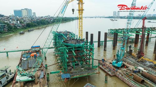 “Nhờ tinh thần làm việc kỷ luật của đội ngũ công nhân, kỹ sư, luôn bám công trường ngày đêm, sẵn sàng vượt qua khó khăn của thời tiết cũng như áp lực về tiến độ, chúng tôi mới cán mốc thi công hôm nay. Đó còn là sự tổng hòa trong cách tổ chức thi công, phối hợp chặt chẽ giữa các đơn vị và giải pháp công nghệ tối ưu”, ông Trần Trọng Huy, Phó Giám đốc Ban Dự án Đầu tư Xây dựng cho hay.