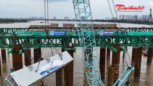 Điểm đặc biệt của công đoạn này nằm ở yêu cầu chính xác cao. Theo thiết kế, dầm dọc chủ của cầu được lắp dựng nghiêng 33 độ so với mặt ngang, tạo nên những đường cong đặc trưng của kiến trúc vòm “vô cực”.