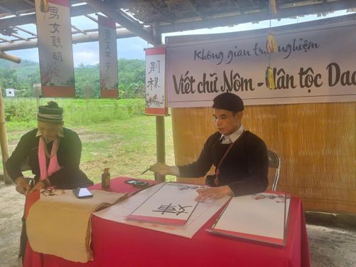 Trải nghiệm văn hóa viết chữ Nôm. Ảnh: N.H.