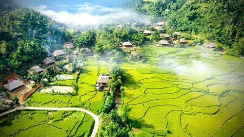 Những ngôi nhà sàn nằm trong thung lũng, bảng lảng sương khói tạo nên cảnh sắc bình yên. Ảnh: N.H.