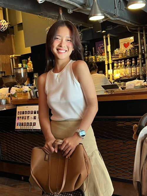 Khả Ngân sinh năm 1997, kém Nhan Phúc Vinh 11 tuổi. Ngoài công việc, Khả Ngân duy trì lối sống năng động và dành nhiều thời gian cho thể thao. Cô yêu thích chạy bộ, bơi, boxing, yoga, Pilates và thường xuyên tham gia các giải chạy. 