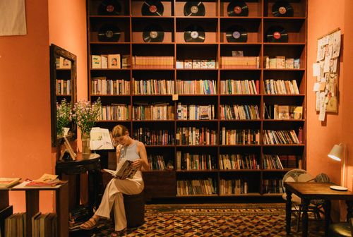  Things Livingroom mang đến trải nghiệm khác với một quán cà phê sách thông thường khi không gian này giống phòng khách của một căn hộ cũ hơn là một quán được bài trí theo công thức. Tủ sách lớn đặt ở vị trí trung tâm, bên trong có sách văn học, thiết kế, triết học, sáng tạo và nhiếp ảnh, một phần được chủ quán sưu tầm, một phần do khách quen gửi tặng. 
