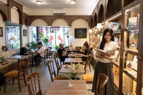 Không gian được chia thành nhiều tầng, trong đó các tầng phía trên yên tĩnh hơn và phù hợp để đọc sách hoặc làm việc cá nhân. Từ những chiếc đồng hồ lớn, mô hình cú Hedwig, đũa phép đến các món nước mang tên tác phẩm văn học, Bibli xây dựng trải nghiệm khá nhất quán cho những người muốn tạm rời khỏi nhịp sống náo nhiệt và dành vài giờ cho sách. 