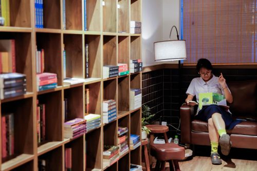 Các kệ sách tiếng Anh với nhiều thể loại như văn học, tiểu sử, kinh doanh, kinh tế và triết học. Khu cà phê không quá rộng nhưng yên tĩnh, có khoảng 14 bàn và phục vụ specialty coffee, matcha cùng nhiều loại trà. Với vị trí nằm trong chung cư, tách khỏi sự ồn ào bên ngoài, Pages of Passion mang cảm giác như một điểm dừng chân bí mật cho những ai muốn dành ngày nghỉ để đọc một cuốn sách ngoại văn.