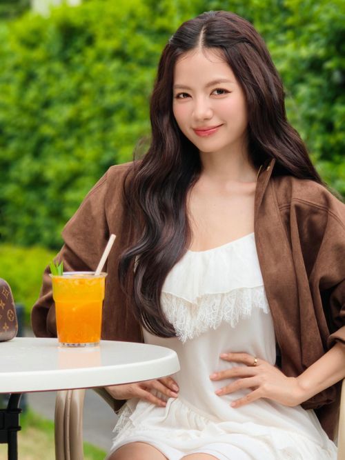 Phong cách thời trang của Hạ Anh cũng thiên về sự nữ tính, thanh lịch. Đời thường, cô thường lựa chọn những trang phục đơn giản như sơ mi, quần jeans, chân váy, áo trễ vai hoặc các thiết kế có phom dáng nhẹ nhàng. Khi xuất hiện tại sự kiện, nữ diễn viên ưu tiên váy tông sáng, kiểu dáng khoe vai vừa phải và cách trang điểm không quá đậm.