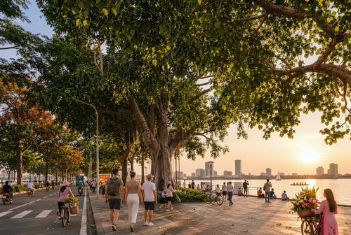  Theo chủ đầu tư, việc mở rộng đường được nghiên cứu cẩn trọng, kỹ lưỡng để không xâm lấn khu dân cư hiện hữu, áp dụng giải pháp cầu cạn kết hợp sàn cảnh quan và cầu đi bộ vươn ra mặt hồ, tạo thêm không gian ngắm cảnh, dạo bộ mà vẫn giữ được trọn vẹn các đặc trưng của Hồ Tây. 
