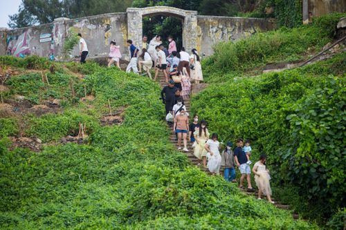  Sau khi đón bình minh từ trên cao, nhiều du khách bắt đầu di chuyển xuống bãi biển bên dưới để chụp ảnh với những ghềnh đá. 