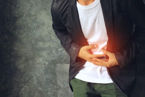 Các bệnh viêm gan tự miễn, viêm đường mật nguyên phát và viêm xơ hóa đường mật nguyên phát có thể gây ra khô miệng kèm chán ăn, mệt mỏi. Ảnh: Shutterstock.