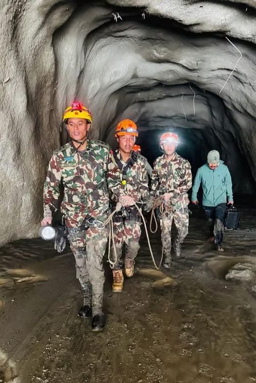  Chính phủ Nepal công bố bức ảnh cho thấy các binh sĩ tiến vào đường hầm để tìm kiếm những công nhân bị mắc kẹt. Ảnh: Văn phòng thủ tướng Nepal.