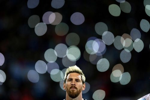  Messi chia tay tuyển Argentina sau 21 năm, khép lại hành trình với 207 trận và 125 bàn thắng. 