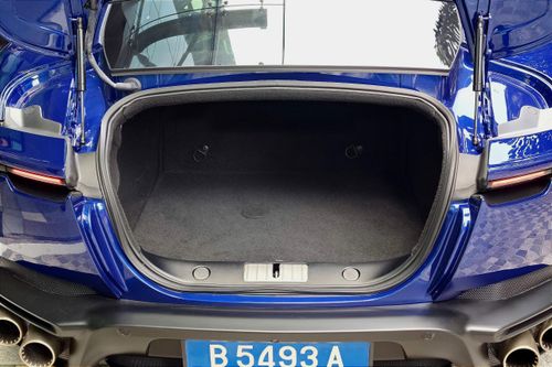  Khoang hành lý phía sau của Ferrari Amalfi có dung tích khoảng 270 L. Dù không quá rộng rãi, không gian này vẫn đủ đáp ứng nhu cầu sử dụng hàng ngày và những chuyến du ngoạn ngắn của chủ xe. 