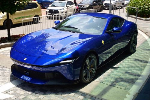  Mang phong cách của một chiếc GT đúng nghĩa, Ferrari Amalfi sở hữu vị trí ngồi không quá thấp hay cực đoan, trong khi tầm nhìn khá thoáng, giúp việc quan sát trở nên dễ dàng hơn. Xe cũng được trang bị nhiều công nghệ hỗ trợ lái. 